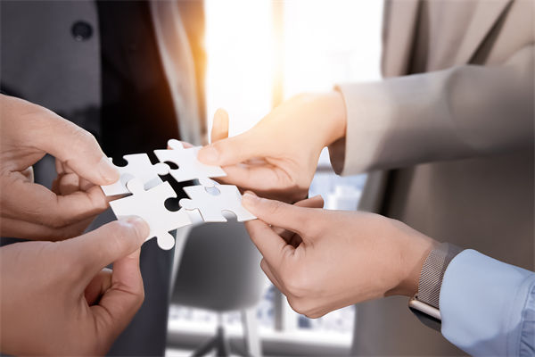 把頂層設(shè)計(jì)和問計(jì)于民統(tǒng)一起來，對企業(yè)戰(zhàn)略的啟示