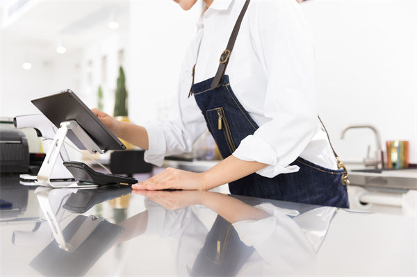 29歲女演員回應(yīng)在餐廳當(dāng)服務(wù)員，人力資源怎么看？