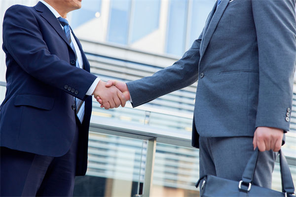 29歲女演員回應(yīng)在餐廳當(dāng)服務(wù)員，人力資源怎么看？