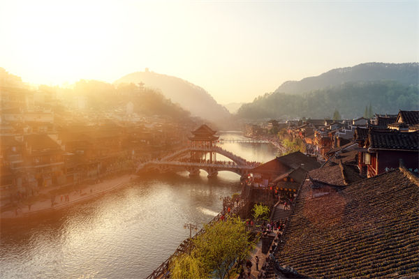 戰(zhàn)略規(guī)劃分析：村民不滿古鎮(zhèn)收門(mén)票，指引游客逃票