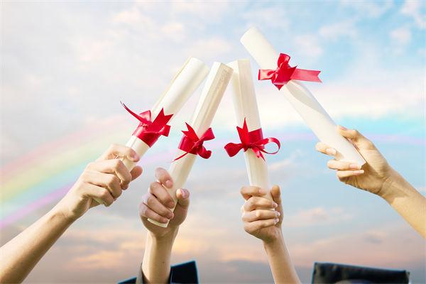 企業(yè)文化分析：錄取通知書加廣告，涉事學校被約談