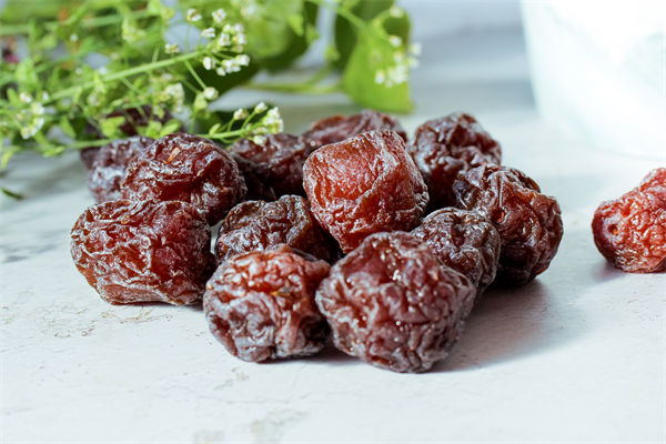 商家回應(yīng)2顆話梅128元，企業(yè)營銷管理有何啟示？