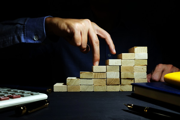 國內(nèi)企業(yè)管理咨詢推薦公司，能助企業(yè)落地實戰(zhàn)的有哪些？