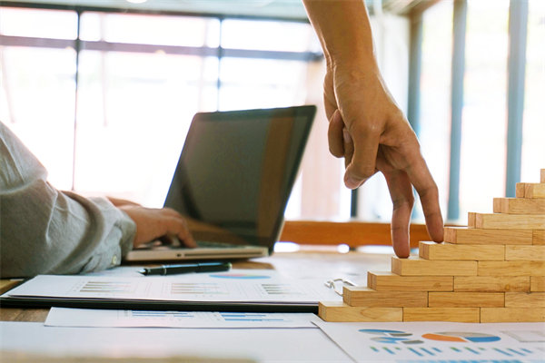 哪個年度經(jīng)營計劃管理咨詢公司最可靠，可助企業(yè)落地目標？